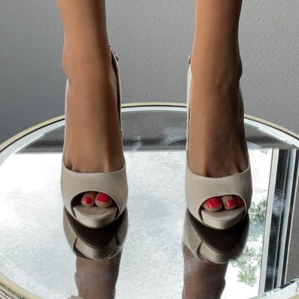 Badgley Mischka Cream Heels for Elegant Occasions